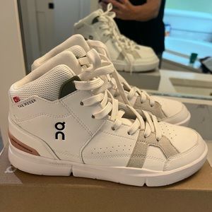 On Cloud The Roger Clubhouse mid Women’s size 8.5 NEW